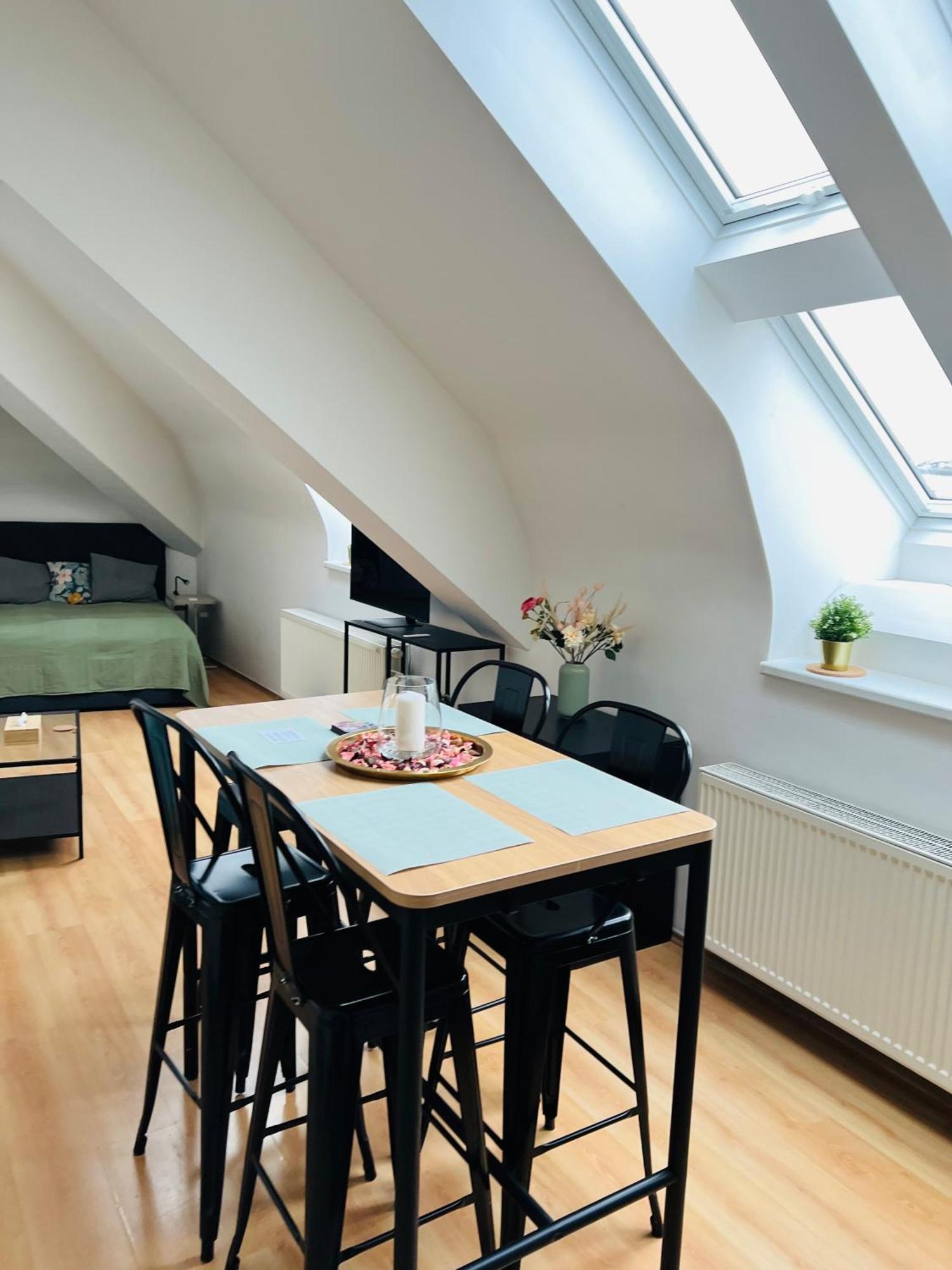 Central, Cozy & Stylish With Views Apartament Praga